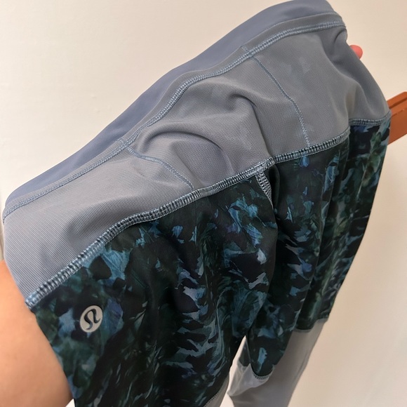 Lululemon running leggings, size 4, with mesh panels - Picture 3 of 3